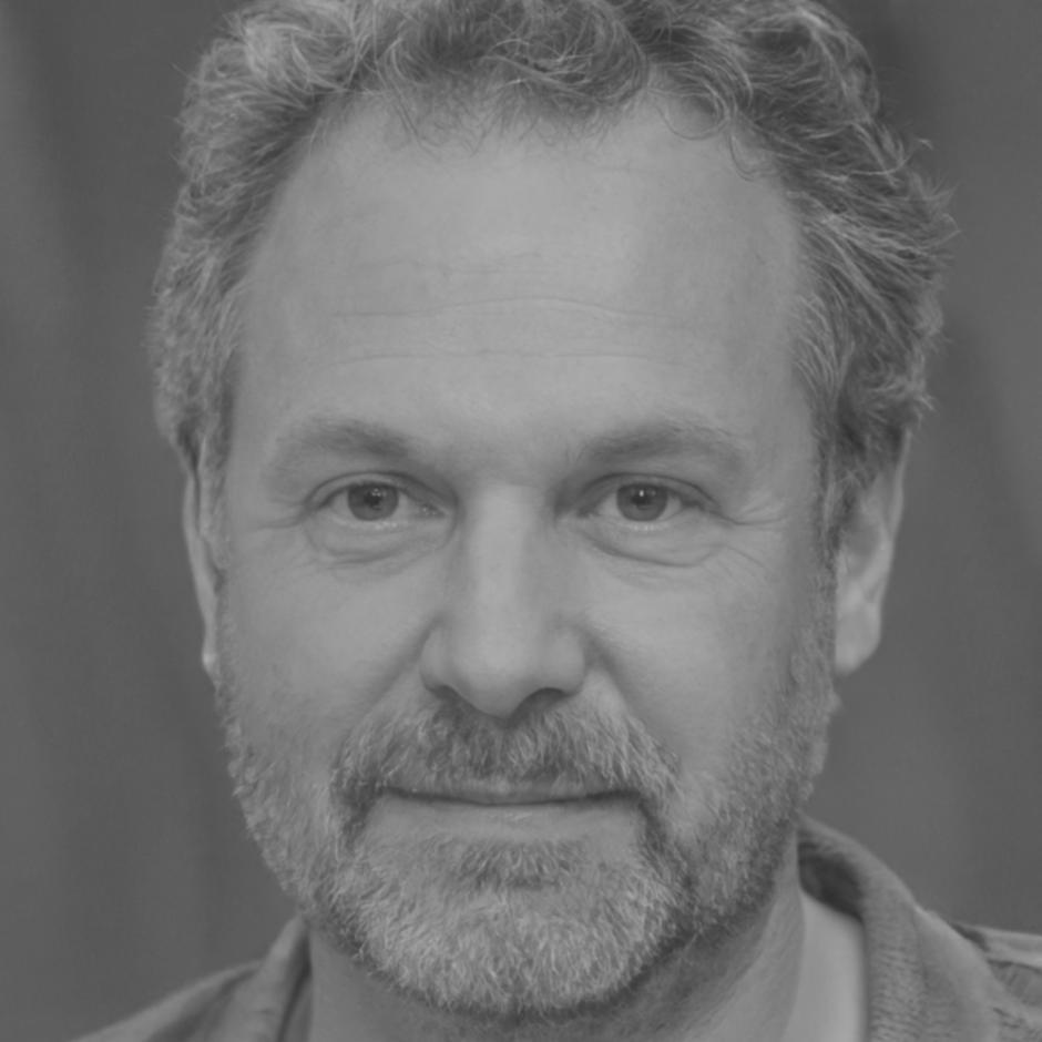 Portrait de Marc Dubois, analyste financier senior